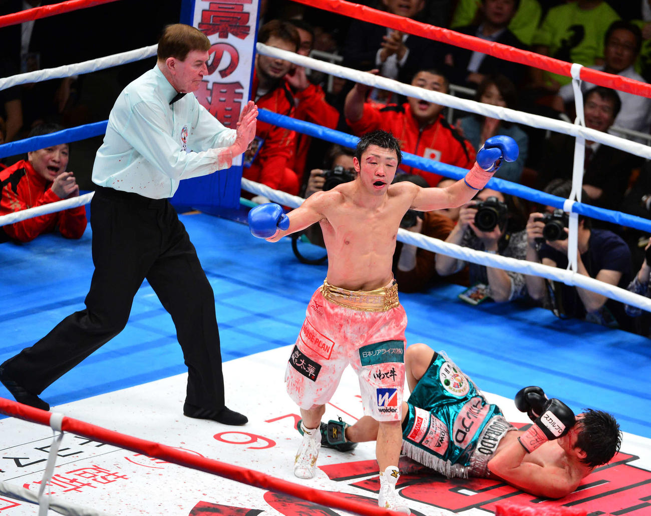 13年4月8日、11回、五十嵐（右）を圧倒的に攻め、ガッツポーズする八重樫