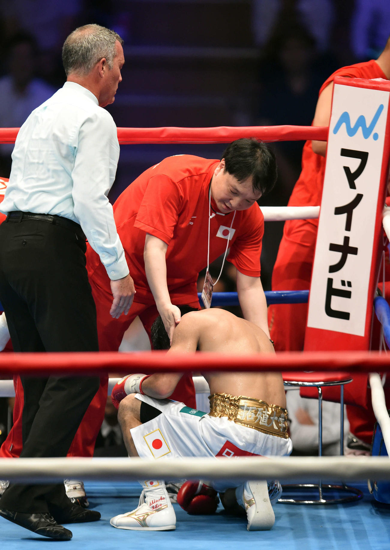 14年9月5日、9回、レフェリーストップとなった八重樫に声をかける大橋会長