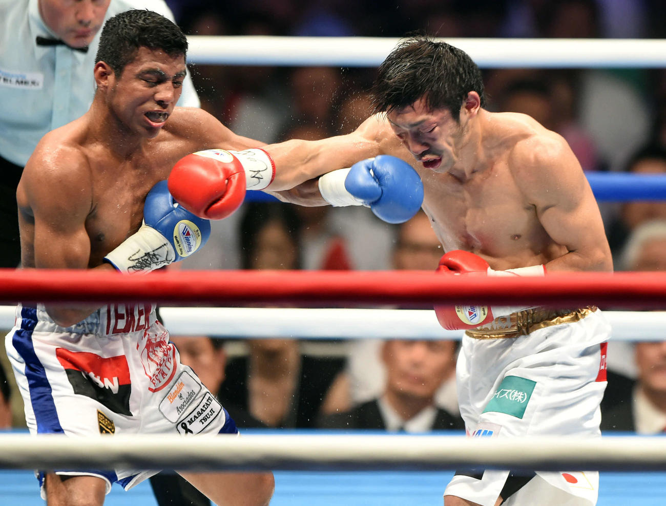 14年9月5日、死闘を繰り広げたゴンサレス（左）と八重樫。6回にはクロスカウンター気味にお互いのパンチが入る