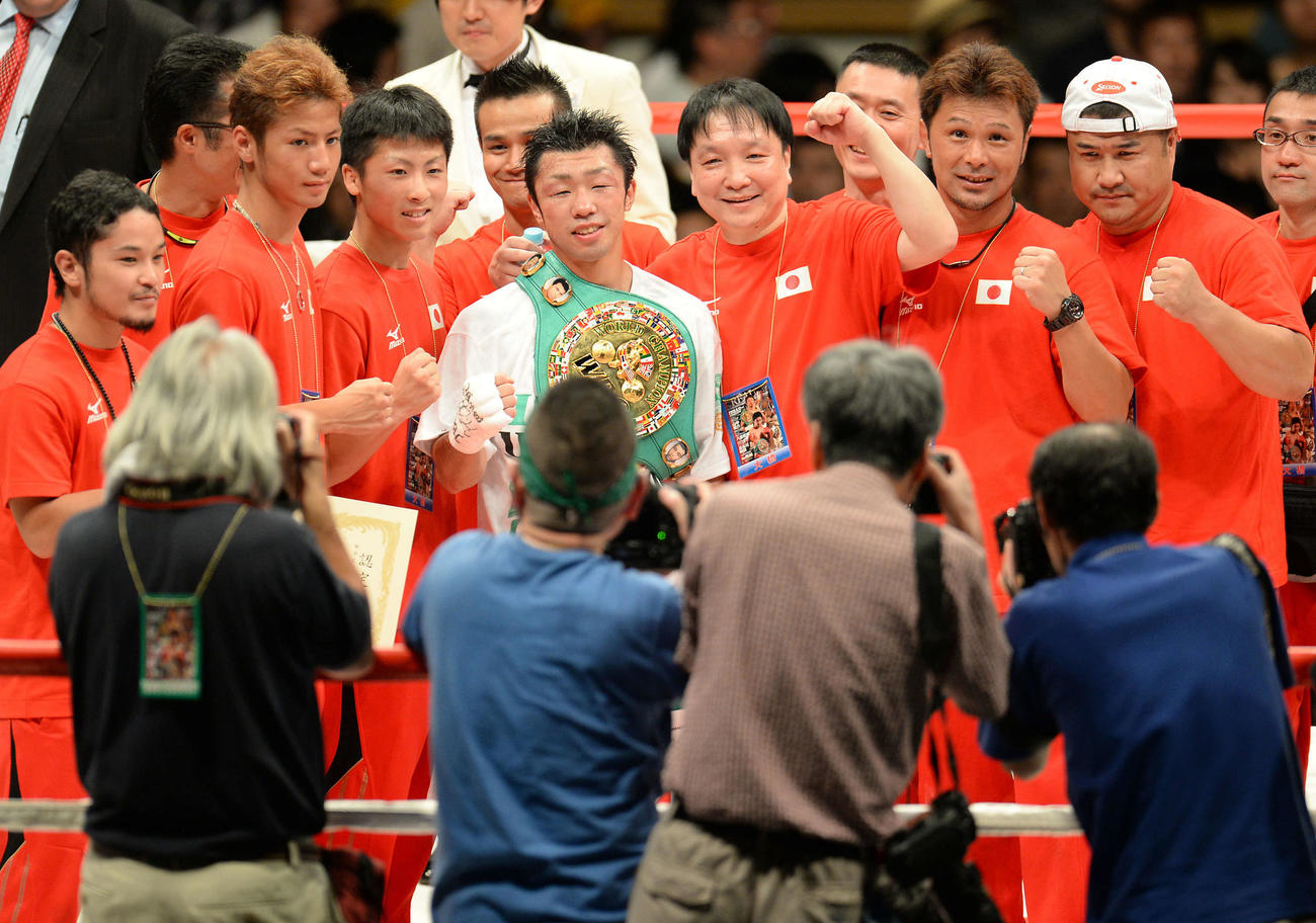 13年8月12日、防衛に成功した八重樫は大橋会長（中央右）ら陣営に祝福される