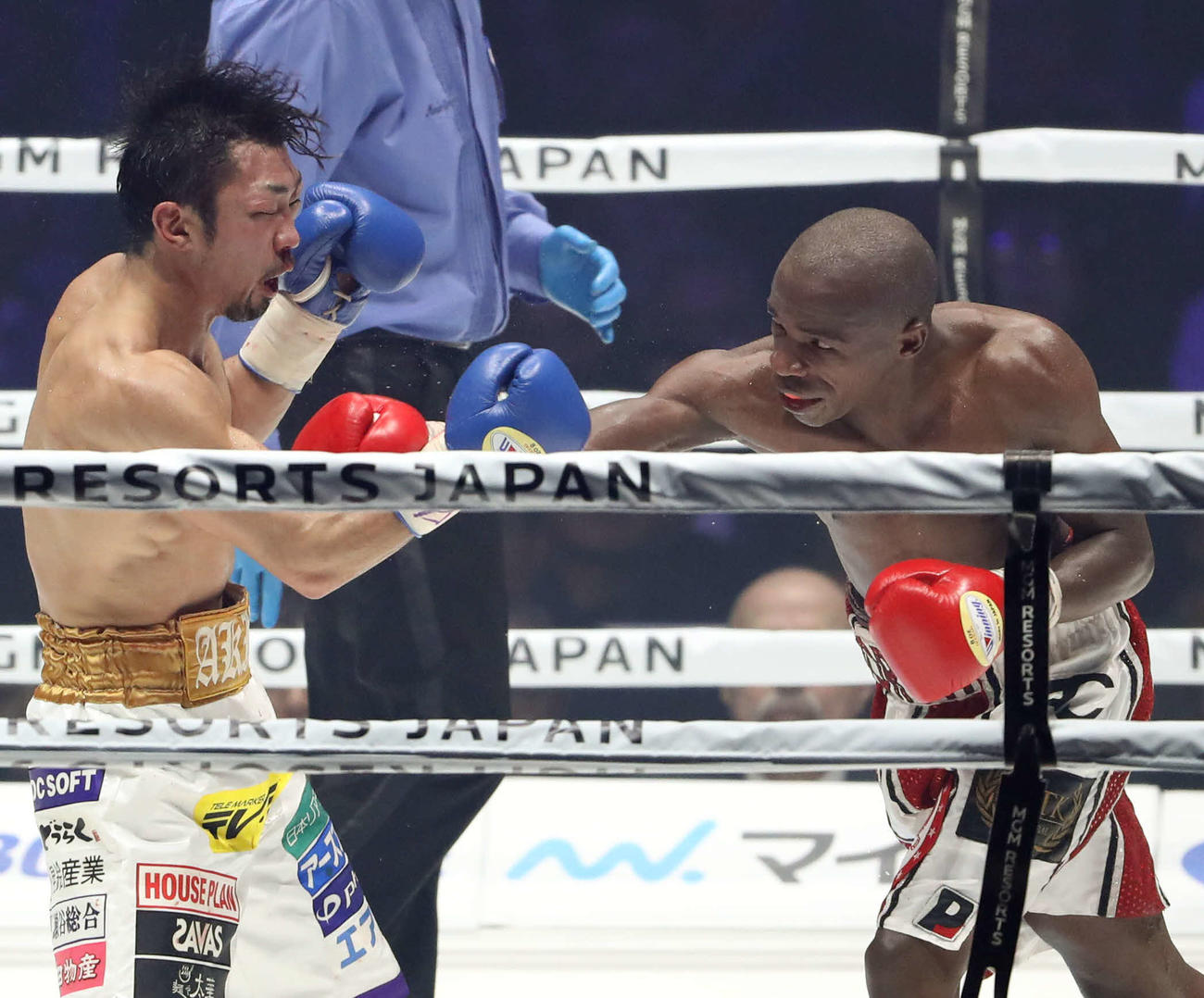 19年12月23日、9回、ムザラネ（右）から右ストレートを食らう八重樫