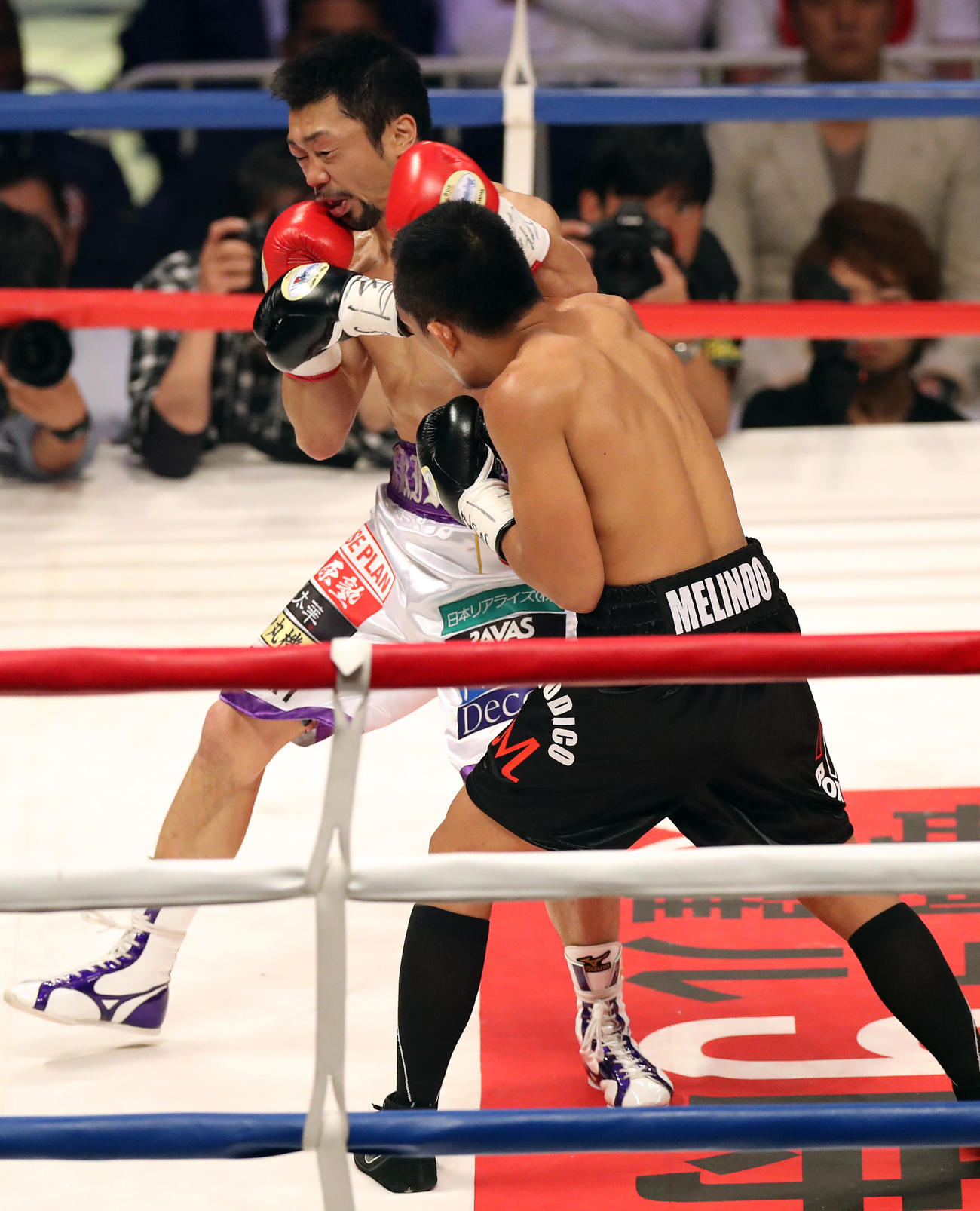 17年5月21日、1回、メリンド（手前）から1度目のダウンを奪われるパンチを浴びる八重樫