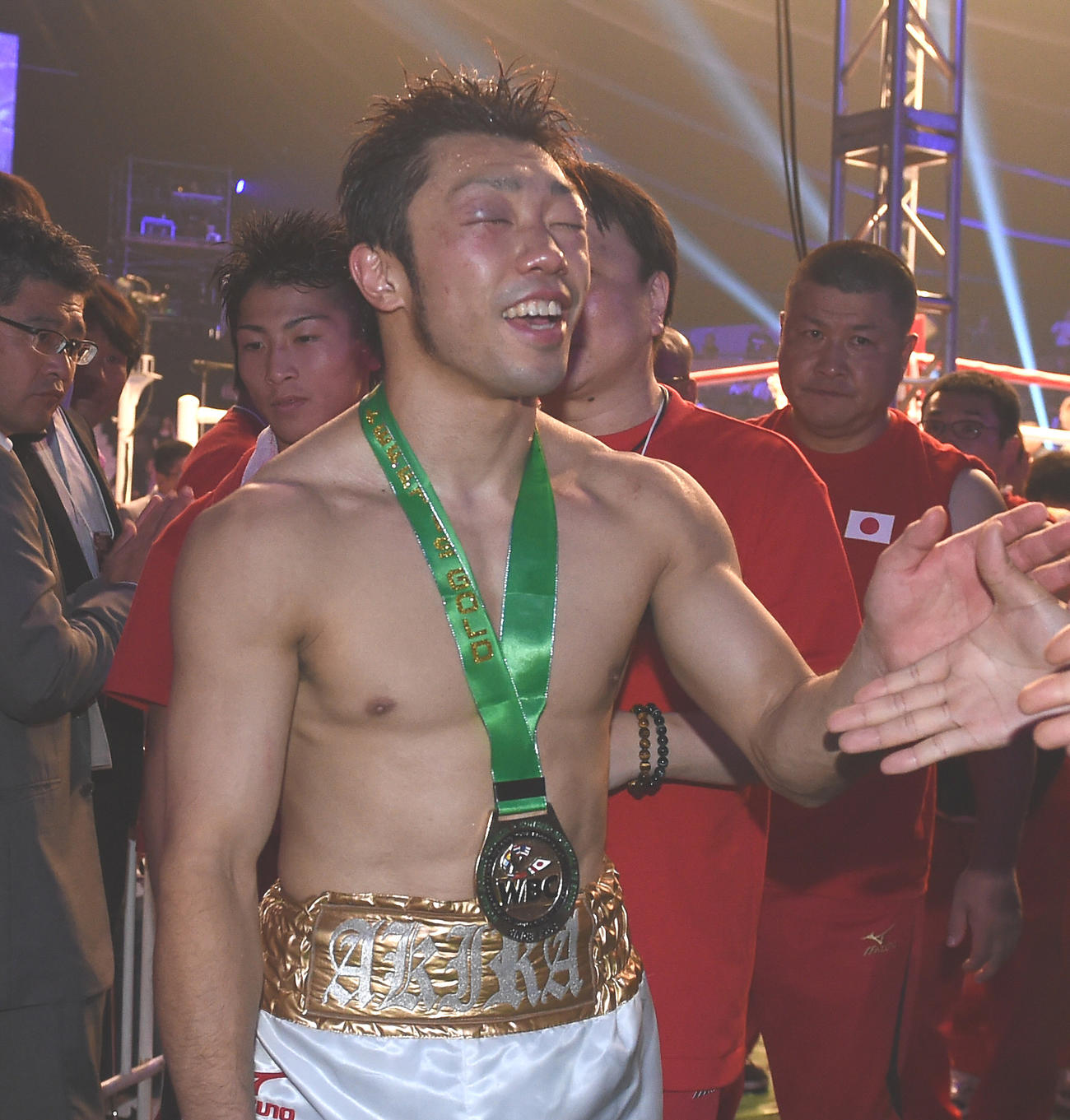 14年9月5日、王者陥落した八重樫は、WBCから贈られたメダルをかけて引き揚げる