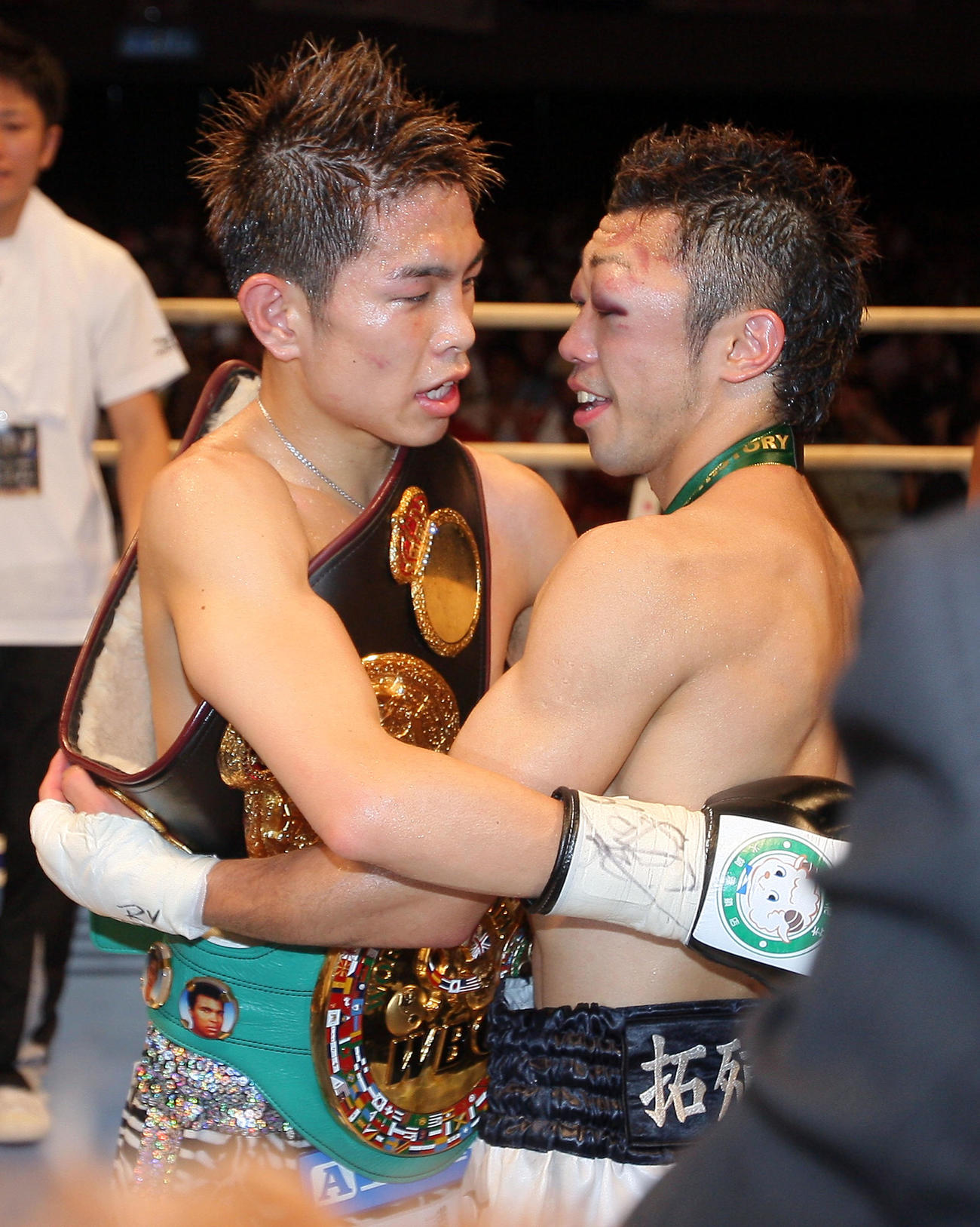 12年6月20日、健闘をたたえて抱き合う統一王者となった井岡（左）と八重樫