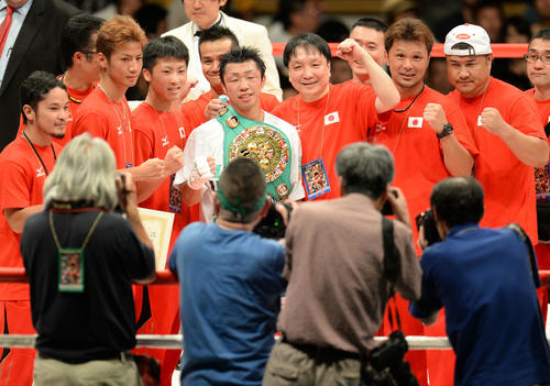 13年8月12日、防衛に成功した八重樫は大橋会長（中央右）ら陣営に祝福される