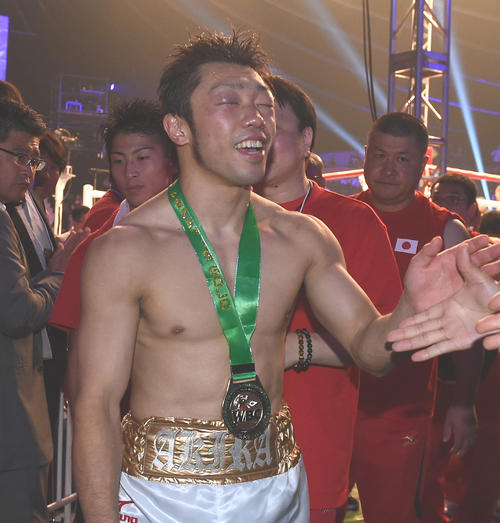 14年9月5日、王者陥落した八重樫は、WBCから贈られたメダルをかけて引き揚げる