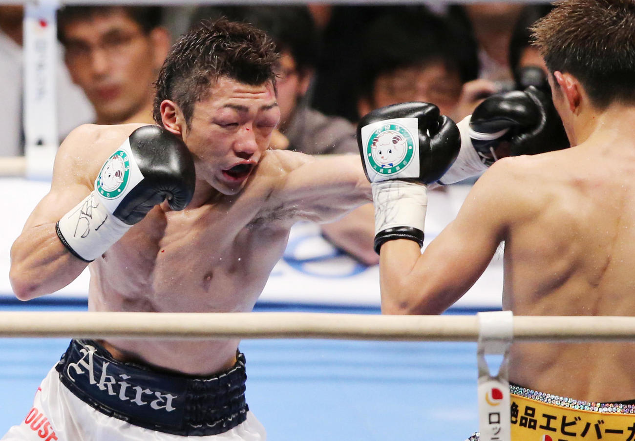 12年6月20日、9回、腫れた顔面で井岡（右）にパンチを浴びせる八重樫