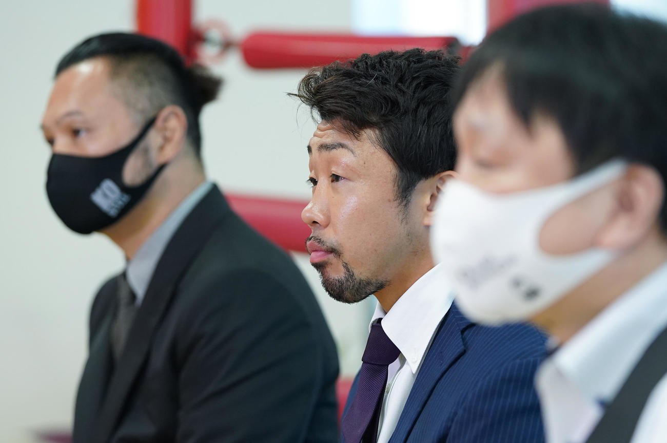 引退会見した八重樫東（中央）。左は松本好二トレーナー、右は大橋秀行会長（大橋ジム提供）