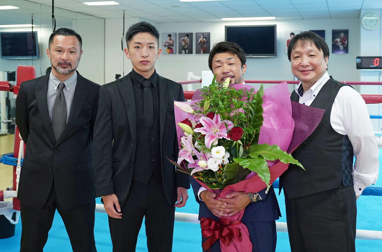 引退会見に臨んだ八重樫（左から3人目）。左から松本好二トレーナー、中垣龍汰朗、1人おいて大橋秀行会長（大橋ジム提供）