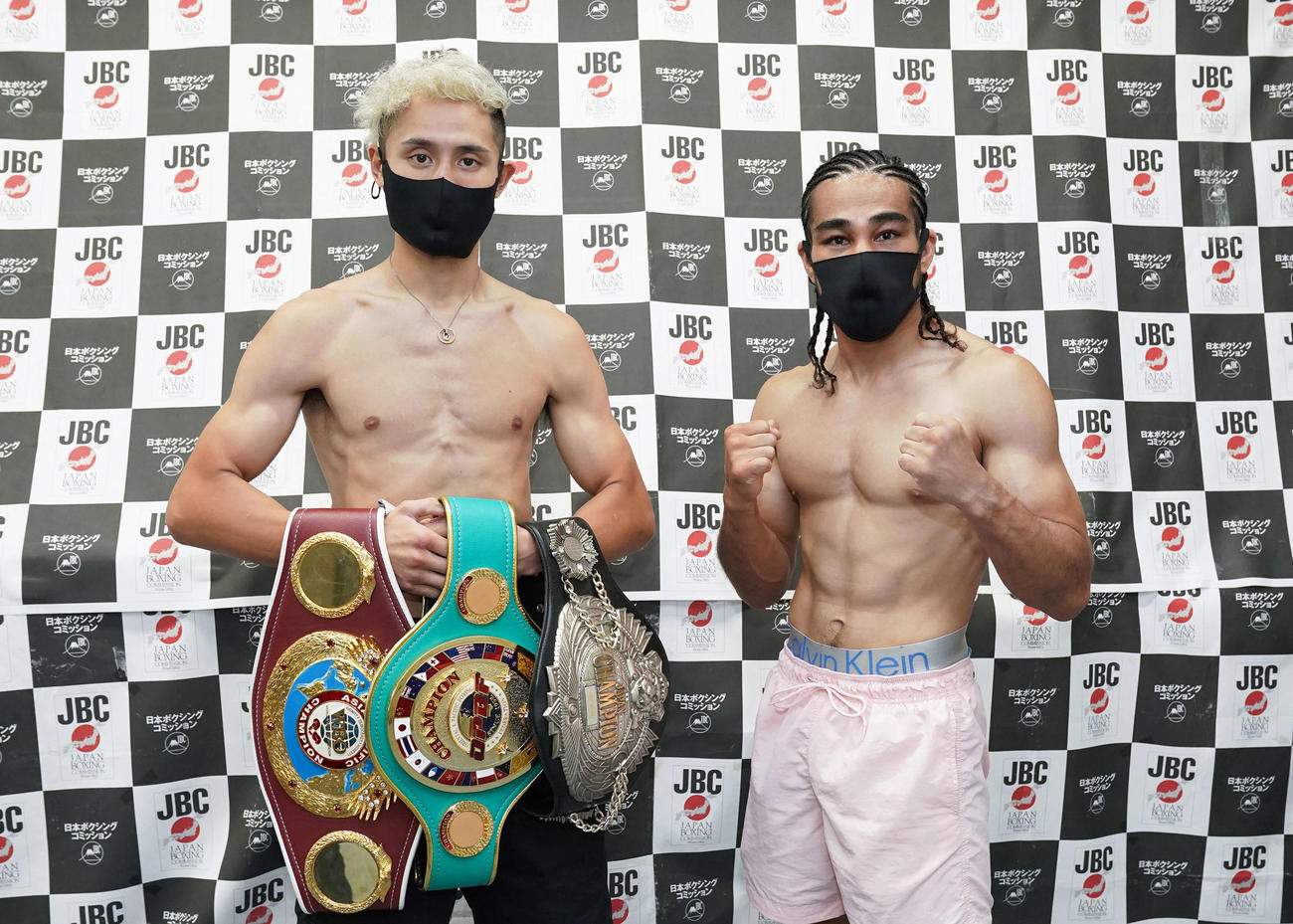 計量をクリアした吉野修一郎（左）と細川バレンタイン（三迫ジム提供）