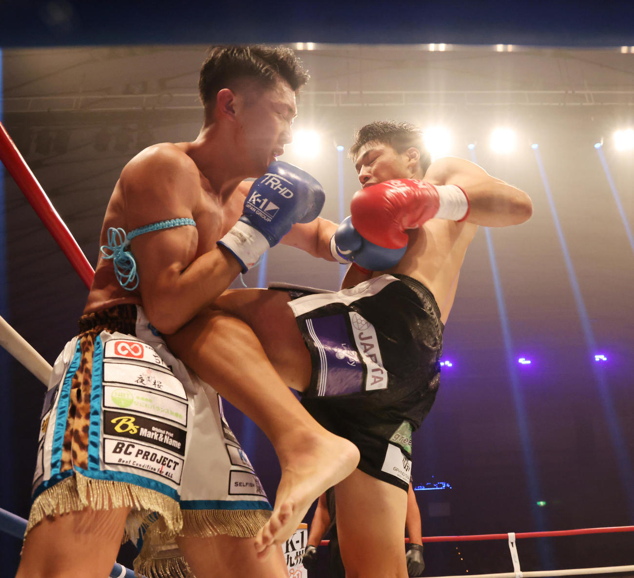 K－1　WORLD　GP2020JAPAN　K－1スーパー・ライト級　2度のダウンを奪う近藤（右）（撮影・清水貴仁）