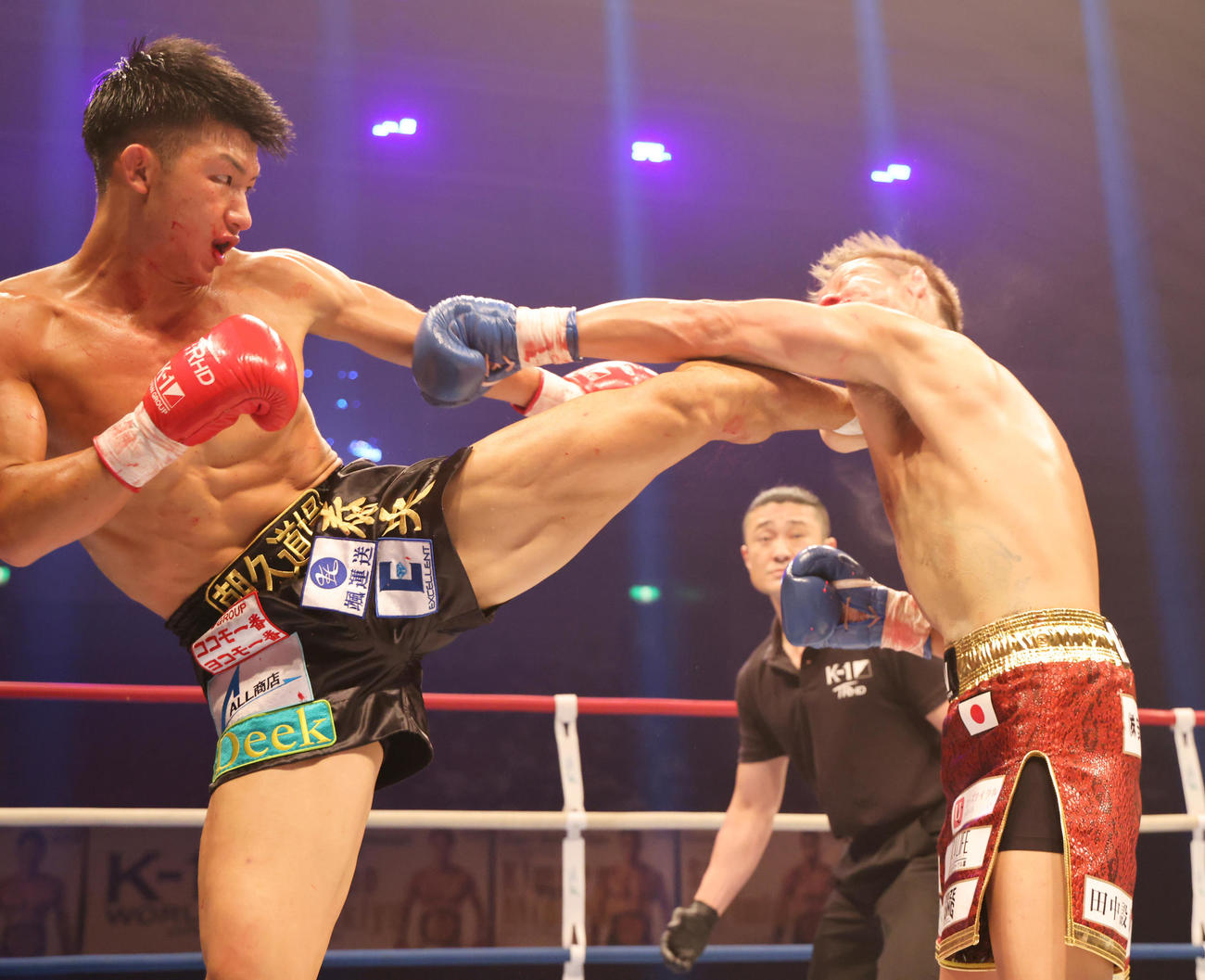K－1　WORLD　GP2020JAPAN　K－1ライト級　　2回、左ハイキックで弘輝（右）をKOする朝久（撮影・清水貴仁）