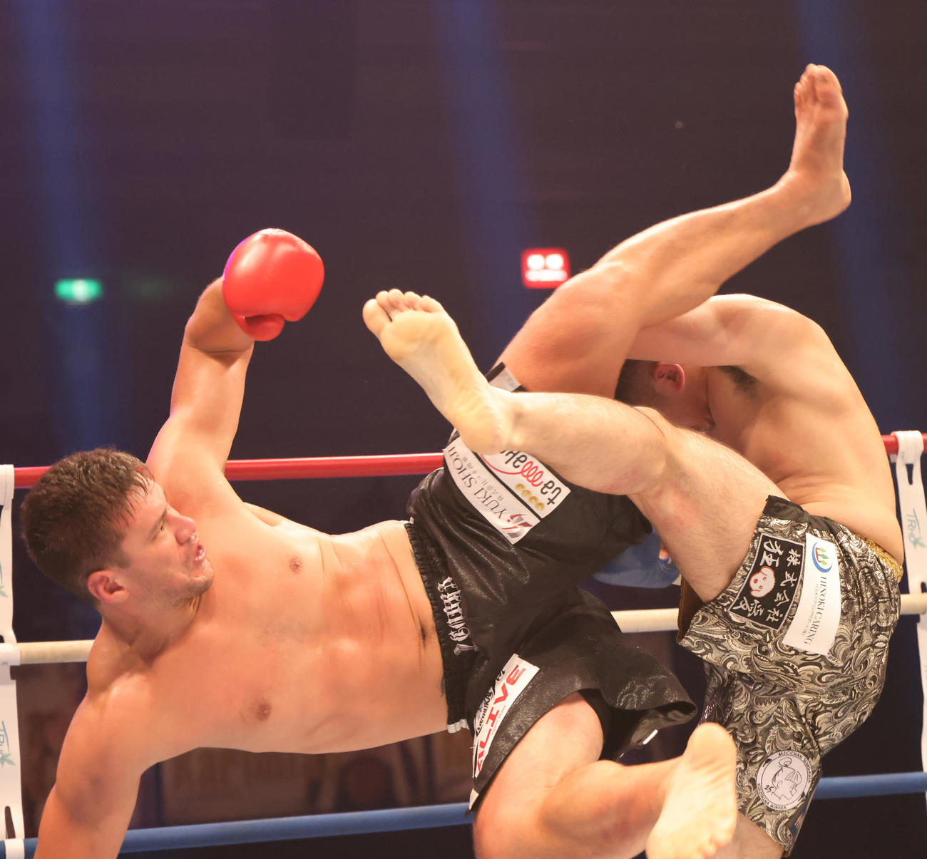 K－1　WORLD　GP2020JAPAN　K－1クルーザー級　延長戦、終了間際に大技を出す加藤（左）、しかし杉本がガードする（撮影・清水貴仁）