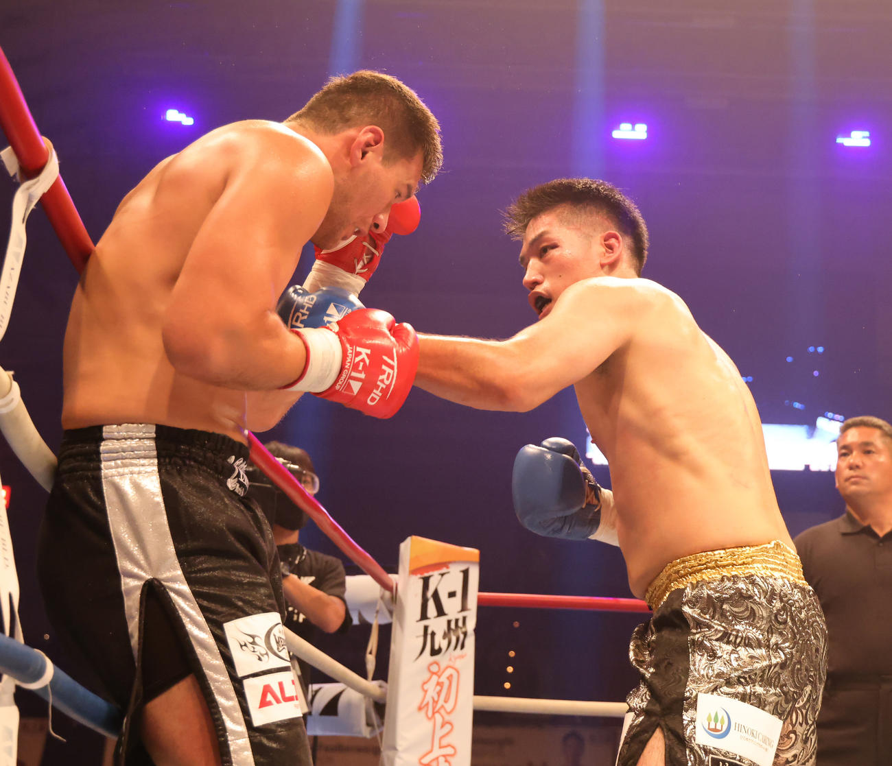 K－1　WORLD　GP2020JAPAN　K－1クルーザー級　　延長戦で攻勢に出る杉本（右）（撮影・清水貴仁）