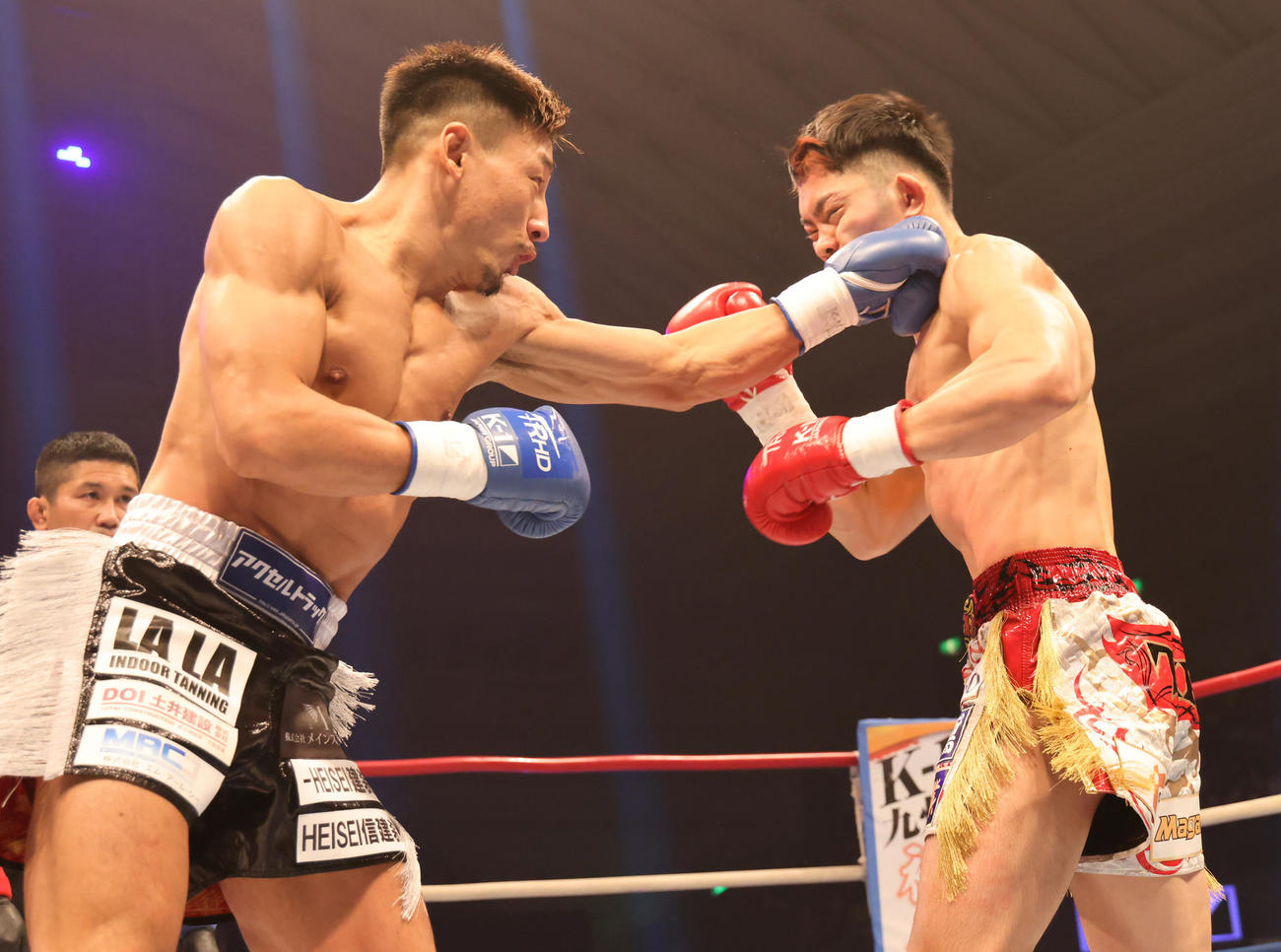 K－1　WORLD　GP2020JAPAN　K－1スーパー・ライト級　不可思（右）の顔面をとらえダウンを奪う平山（撮影・清水貴仁）
