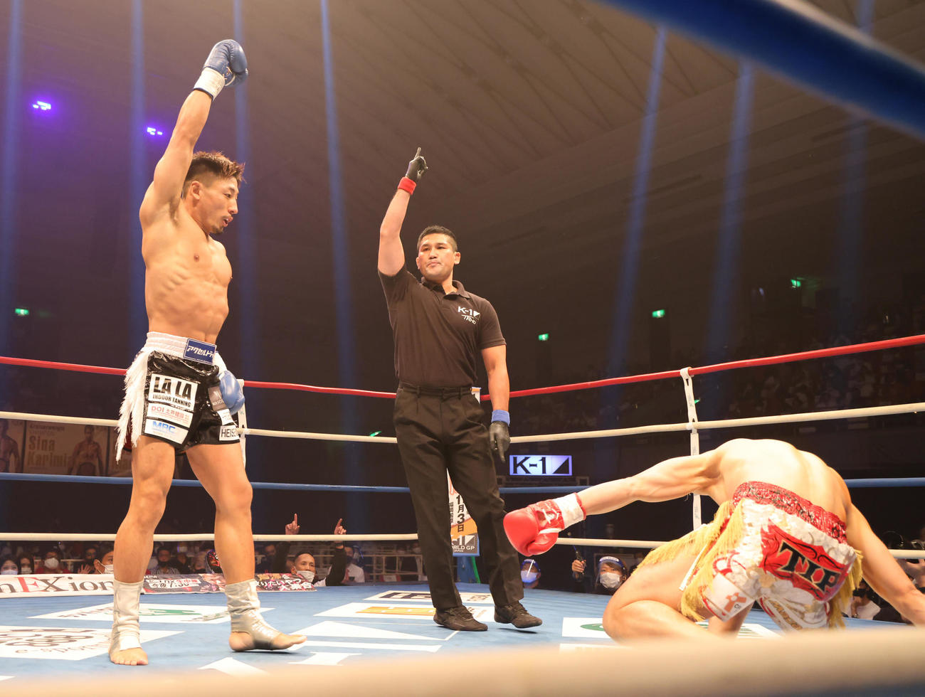 K－1　WORLD　GP2020JAPAN　K－1スーパー・ライト級　不可思（右）の顔面をとらえダウンを奪う平山（撮影・清水貴仁）