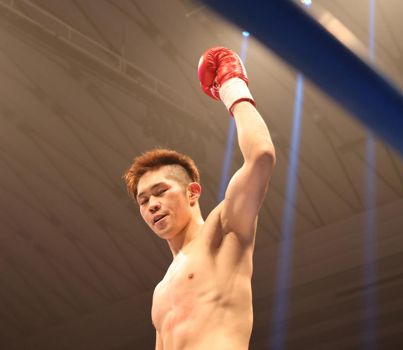 K－1　WORLD　GP2020JAPAN　K－1スーパー・ウェルター級　2回、2度目のダウンでKO勝利する和島（撮影・清水貴仁）