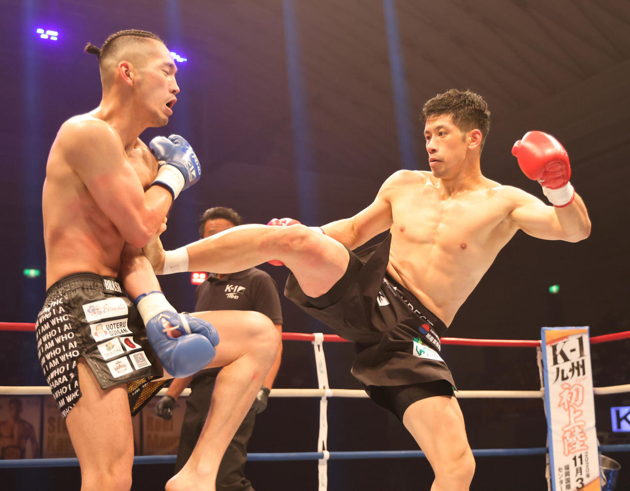 K－1　WORLD　GP2020JAPAN　篠原（左）にキックを見舞う卜部（撮影・清水貴仁）