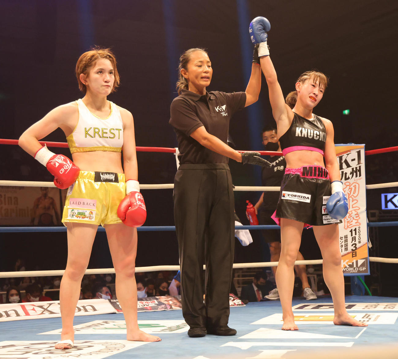 K－1　WORLD　GP2020JAPAN　K－1女子ミニマム級　MIO（左）に判定勝ちする高梨（撮影・清水貴仁）