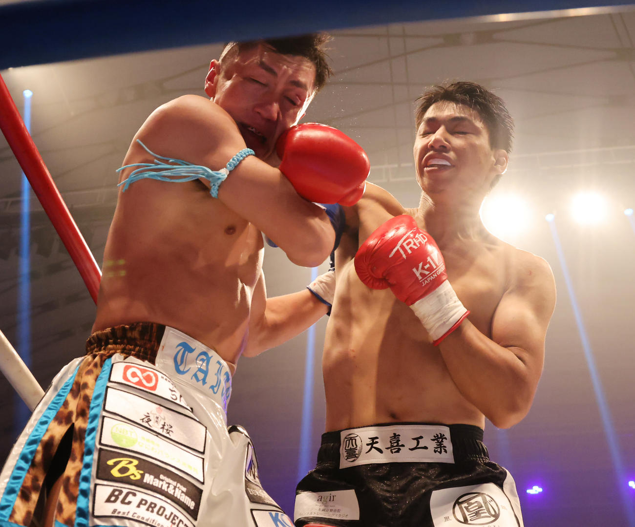 K－1　WORLD　GP2020JAPAN　K－1スーパー・ライト級　2度のダウンを奪う近藤（右）（撮影・清水貴仁）