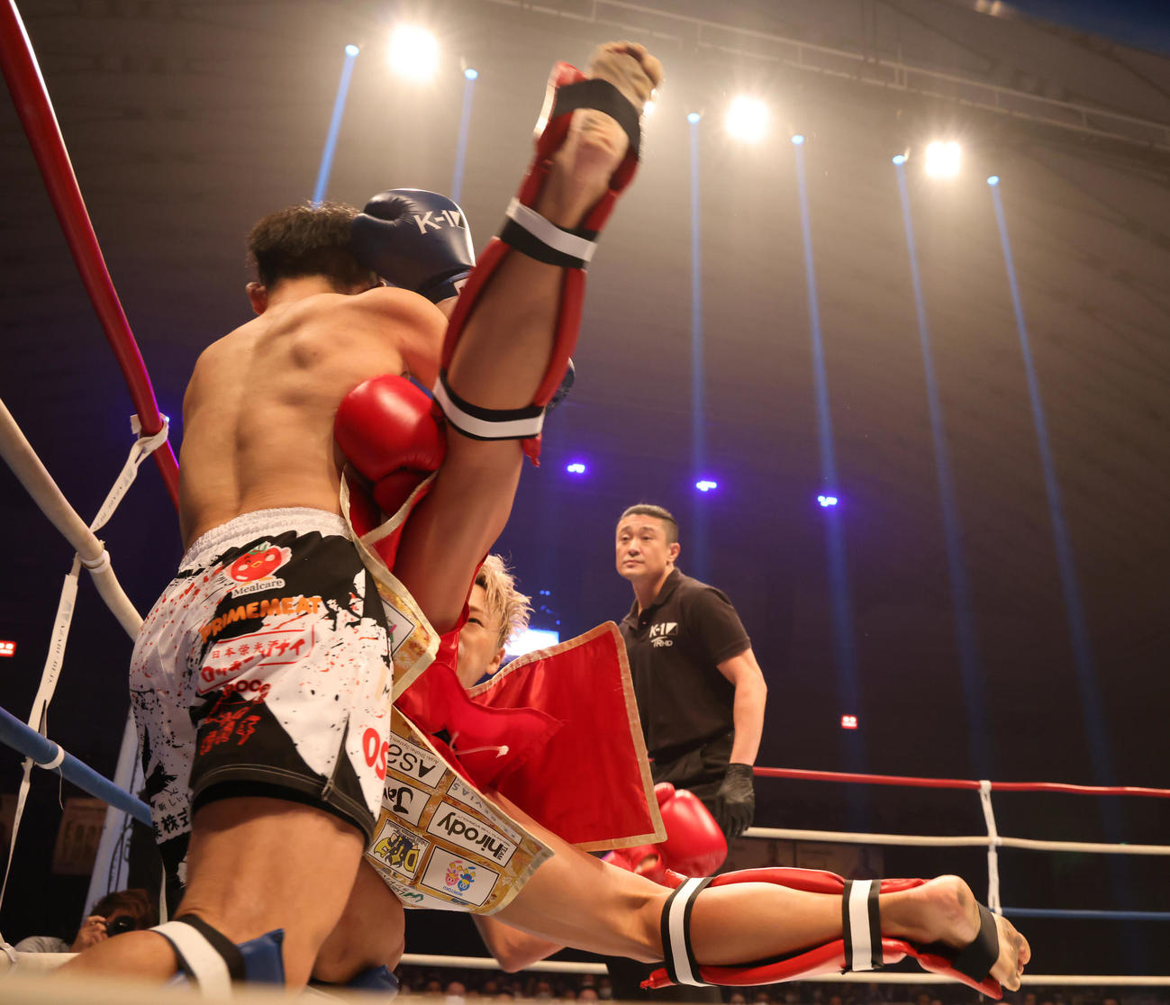 K－1　WORLD　GP2020JAPAN　スペシャルエキシビションマッチ　特別試合で激しい攻防をみせる武尊（右）と才賀（撮影・清水貴仁）