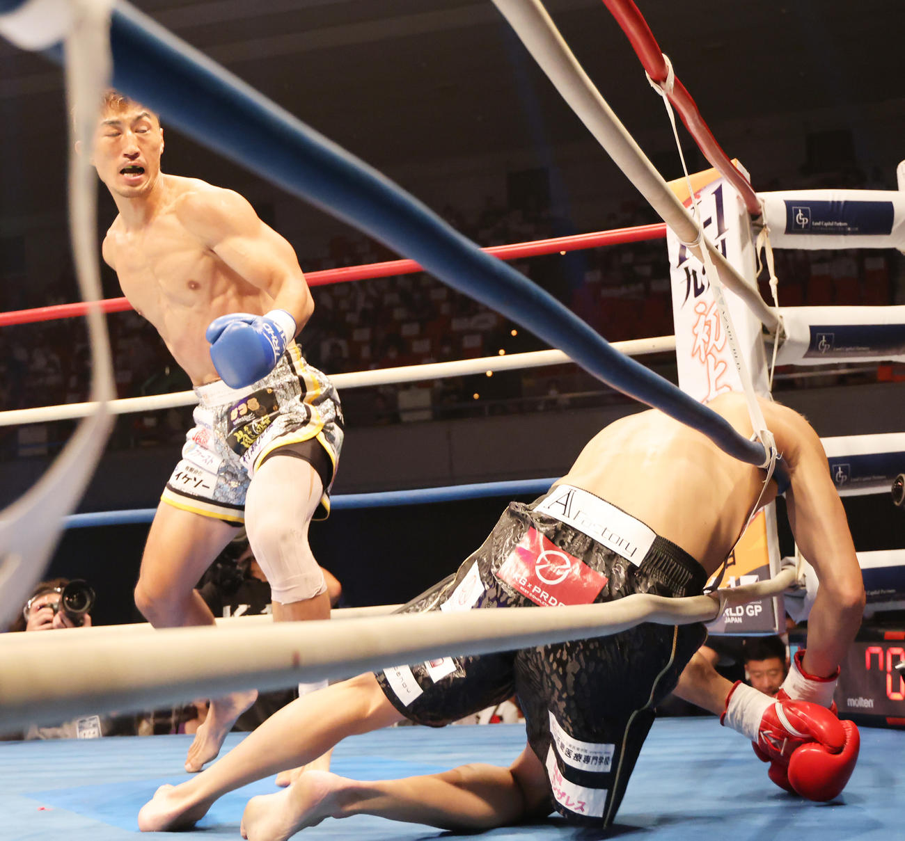 K－1　WORLD　GP2020JAPAN　K－1　WORLD　GPスーパー・ライト級タイトルマッチ安保瑠輝也対山崎秀晃　1回、いきなり安保（右）からダウンを奪う山崎（撮影・清水貴仁）