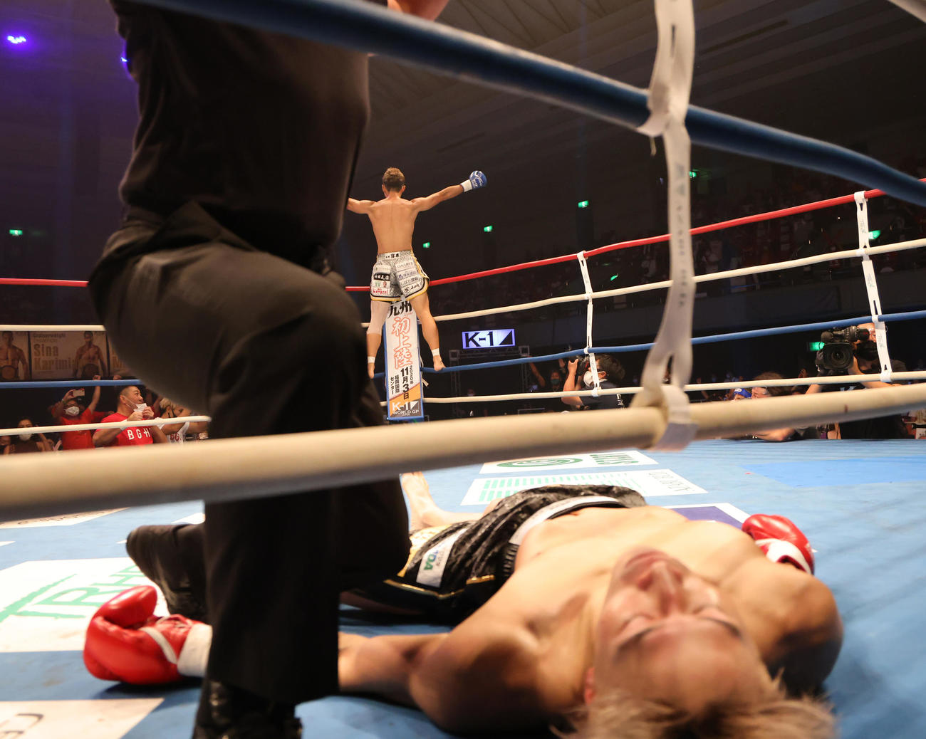 K－1　WORLD　GP2020JAPAN　K－1　WORLD　GPスーパー・ライト級タイトルマッチ安保瑠輝也対山崎秀晃　1回、安保（手前）から2度目のダウンを奪いKO勝ちする山崎（撮影・清水貴仁）