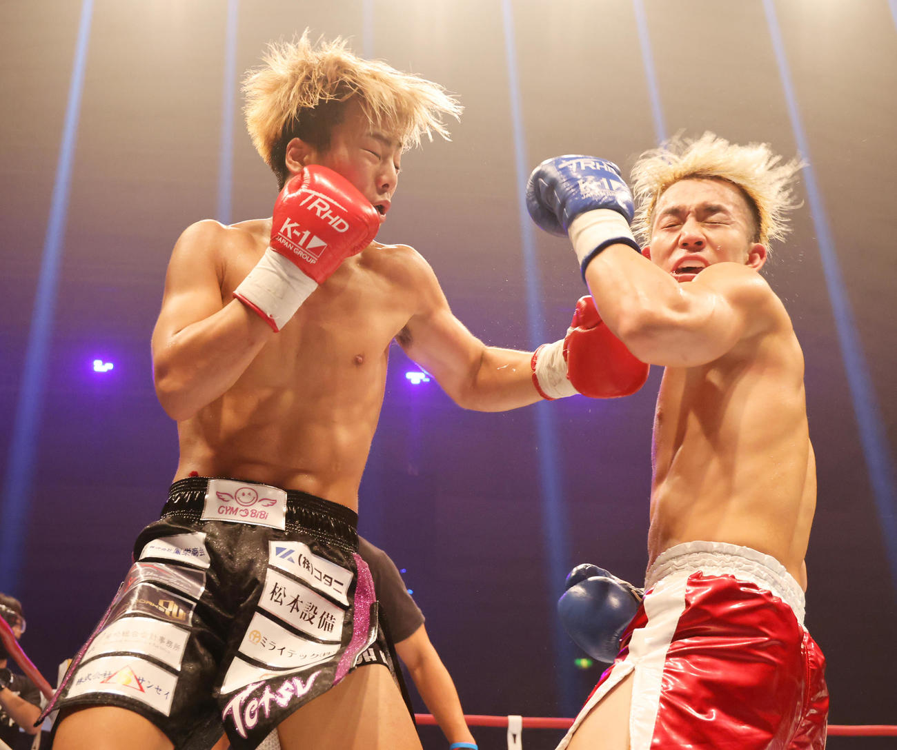 K－1　WORLD　GP2020JAPAN　K－1スーパー・フェザー級　パンチを浴びせるTETSU（左）（撮影・清水貴仁）