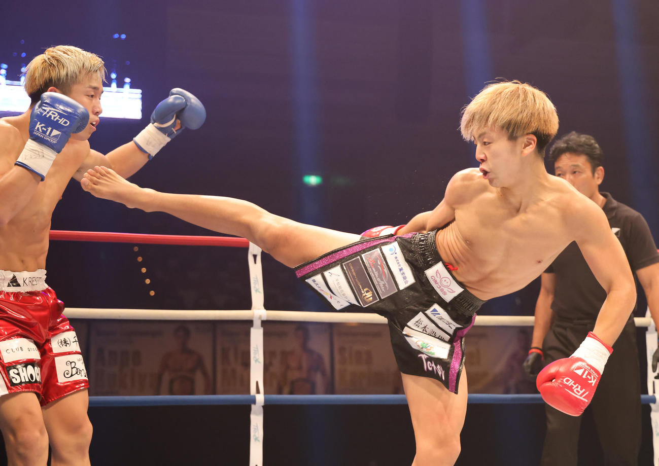 K－1　WORLD　GP2020JAPAN　K－1スーパー・フェザー級　キックをみせるTETSU（右）（撮影・清水貴仁）