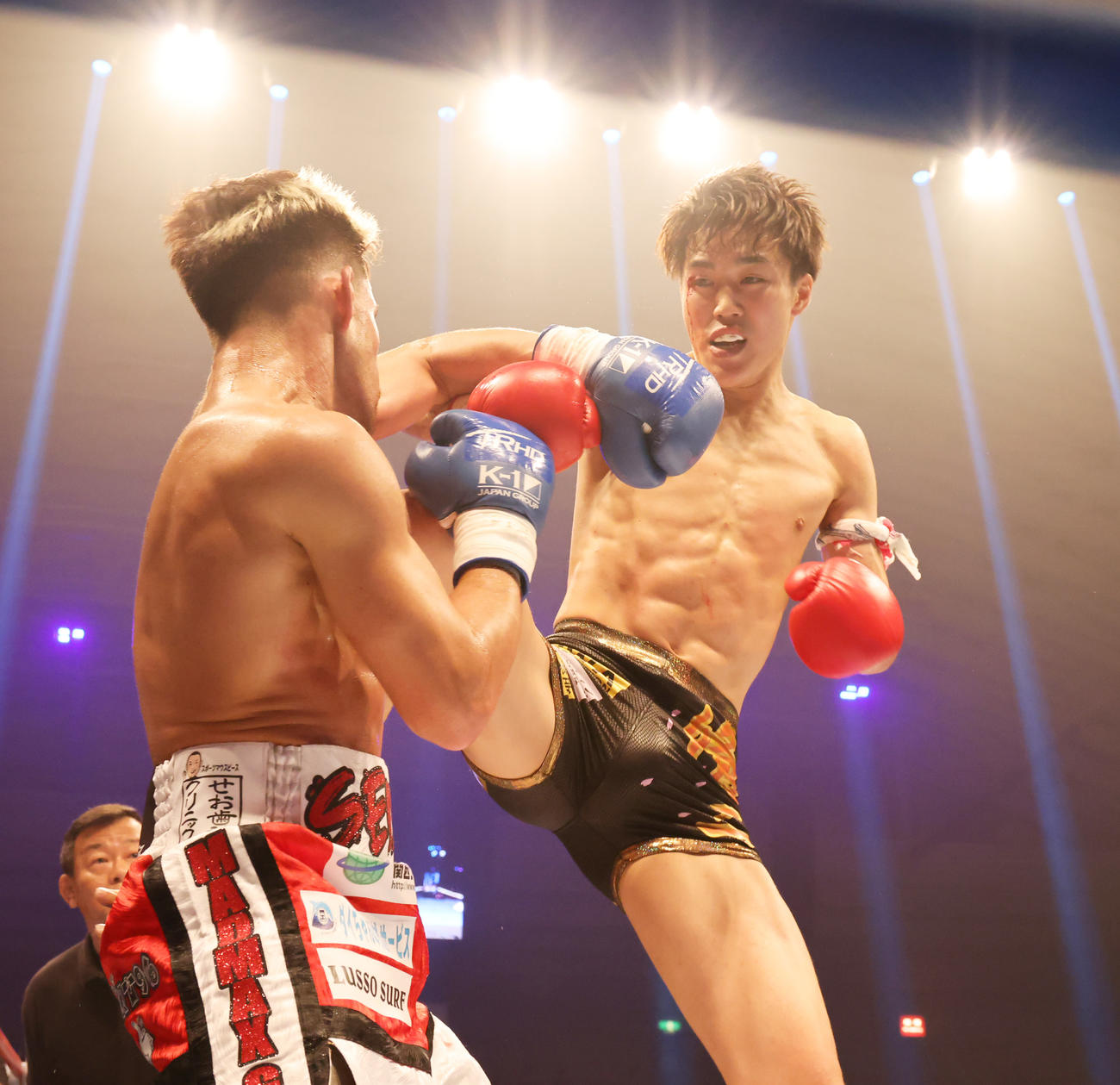 K－1　WORLD　GP2020JAPAN　K－1ライト級　瓦田脩二対SEIYA　攻め立てる瓦田（右）（撮影・清水貴仁）