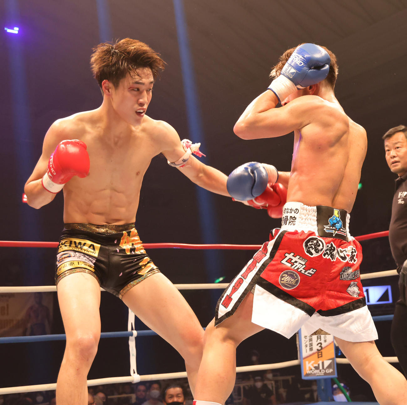 K－1　WORLD　GP2020JAPAN　K－1ライト級　瓦田脩二対SEIYA　打ち合う瓦田（左）（撮影・清水貴仁）