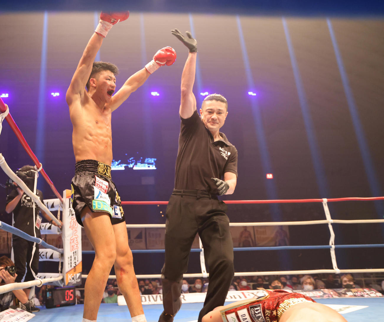 K－1　WORLD　GP2020JAPAN　K－1ライト級　2回、左ハイキックで弘輝（右）をKOする朝久（撮影・清水貴仁）