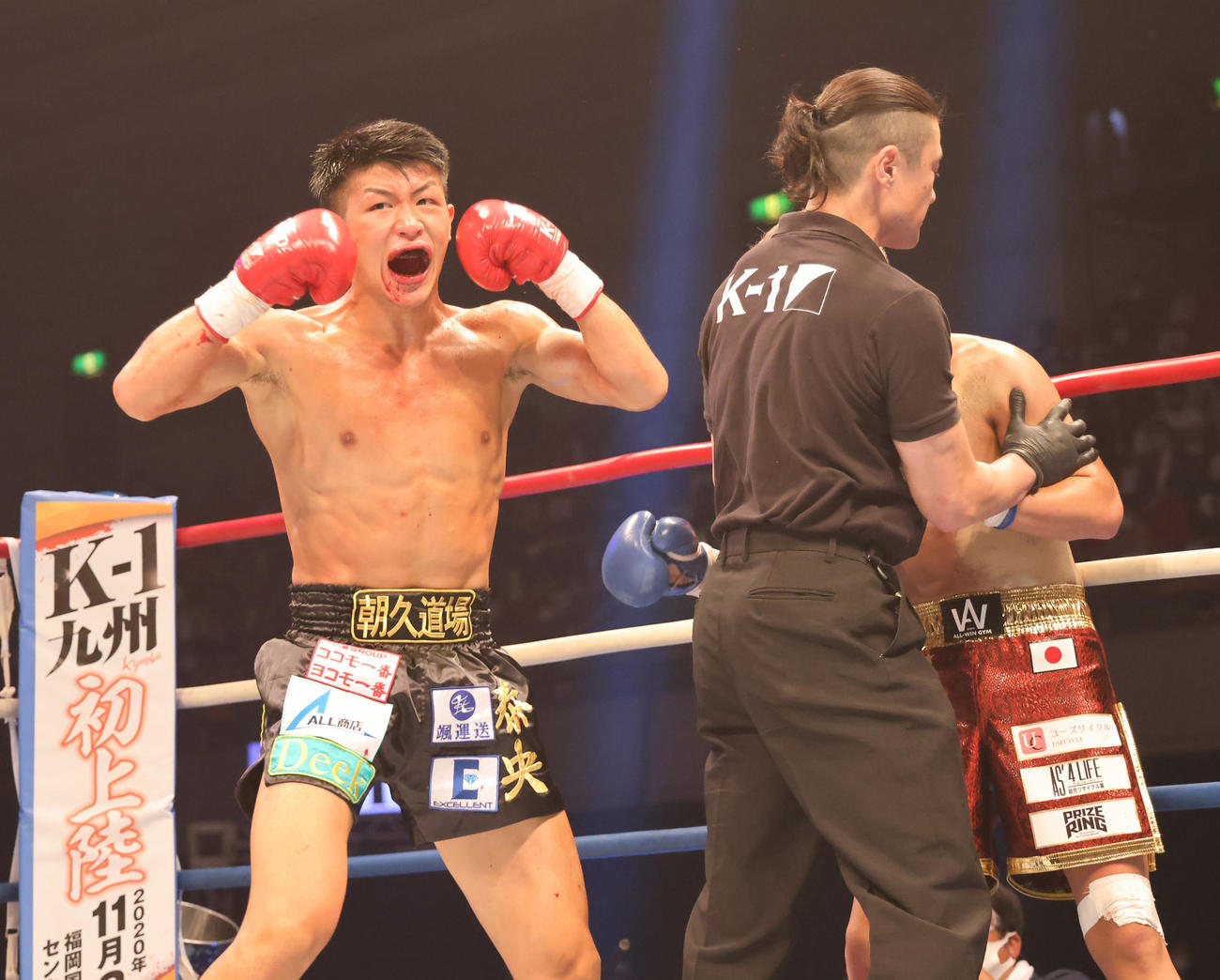 K－1　WORLD　GP2020JAPAN　K－1ライト級　2回、反撃で弘輝（右）から1度目のダウンを奪う朝久（撮影・清水貴仁）