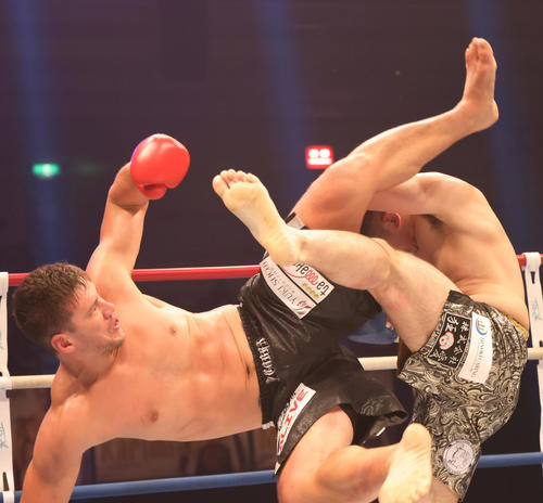 K－1　WORLD　GP2020JAPAN　K－1クルーザー級　延長戦、終了間際に大技を出す加藤（左）、しかし杉本がガードする（撮影・清水貴仁）