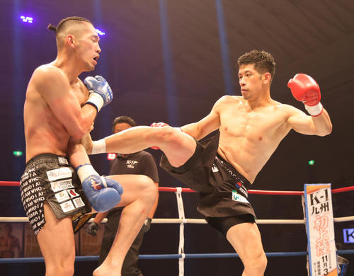 K－1　WORLD　GP2020JAPAN　篠原（左）にキックを見舞う卜部（撮影・清水貴仁）