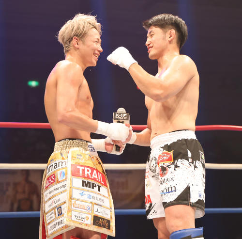 K－1　WORLD　GP2020JAPAN　スペシャルエキシビションマッチ　特別試合を終え握手を交わす武尊（左）と才賀（撮影・清水貴仁）