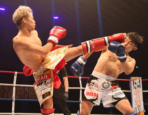K－1　WORLD　GP2020JAPAN　スペシャルエキシビションマッチ　特別試合で激しい攻防をみせる武尊（左）と才賀（撮影・清水貴仁）