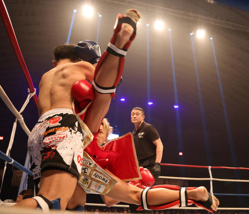 K－1　WORLD　GP2020JAPAN　スペシャルエキシビションマッチ　特別試合で激しい攻防をみせる武尊（右）と才賀（撮影・清水貴仁）
