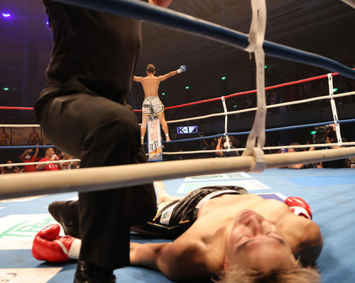 K－1　WORLD　GP2020JAPAN　K－1　WORLD　GPスーパー・ライト級タイトルマッチ安保瑠輝也対山崎秀晃　1回、安保（手前）から2度目のダウンを奪いKO勝ちする山崎（撮影・清水貴仁）