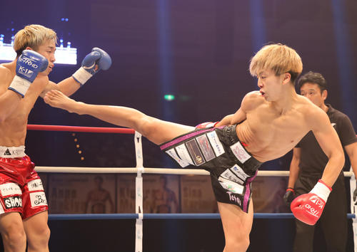 K－1　WORLD　GP2020JAPAN　K－1スーパー・フェザー級　キックをみせるTETSU（右）（撮影・清水貴仁）