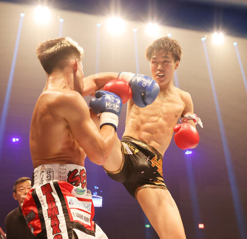 K－1　WORLD　GP2020JAPAN　K－1ライト級　瓦田脩二対SEIYA　攻め立てる瓦田（右）（撮影・清水貴仁）