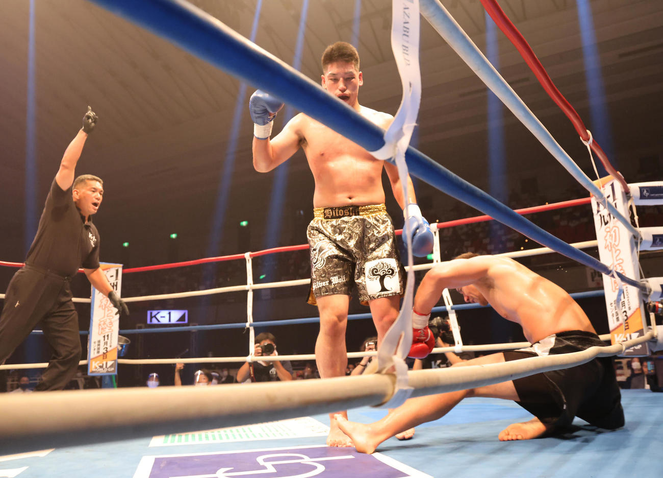 K－1　WORLD　GP2020JAPAN　K－1クルーザー級　加藤久輝対杉本仁　延長戦で加藤（右）からダウンを奪う杉本（撮影・清水貴仁）
