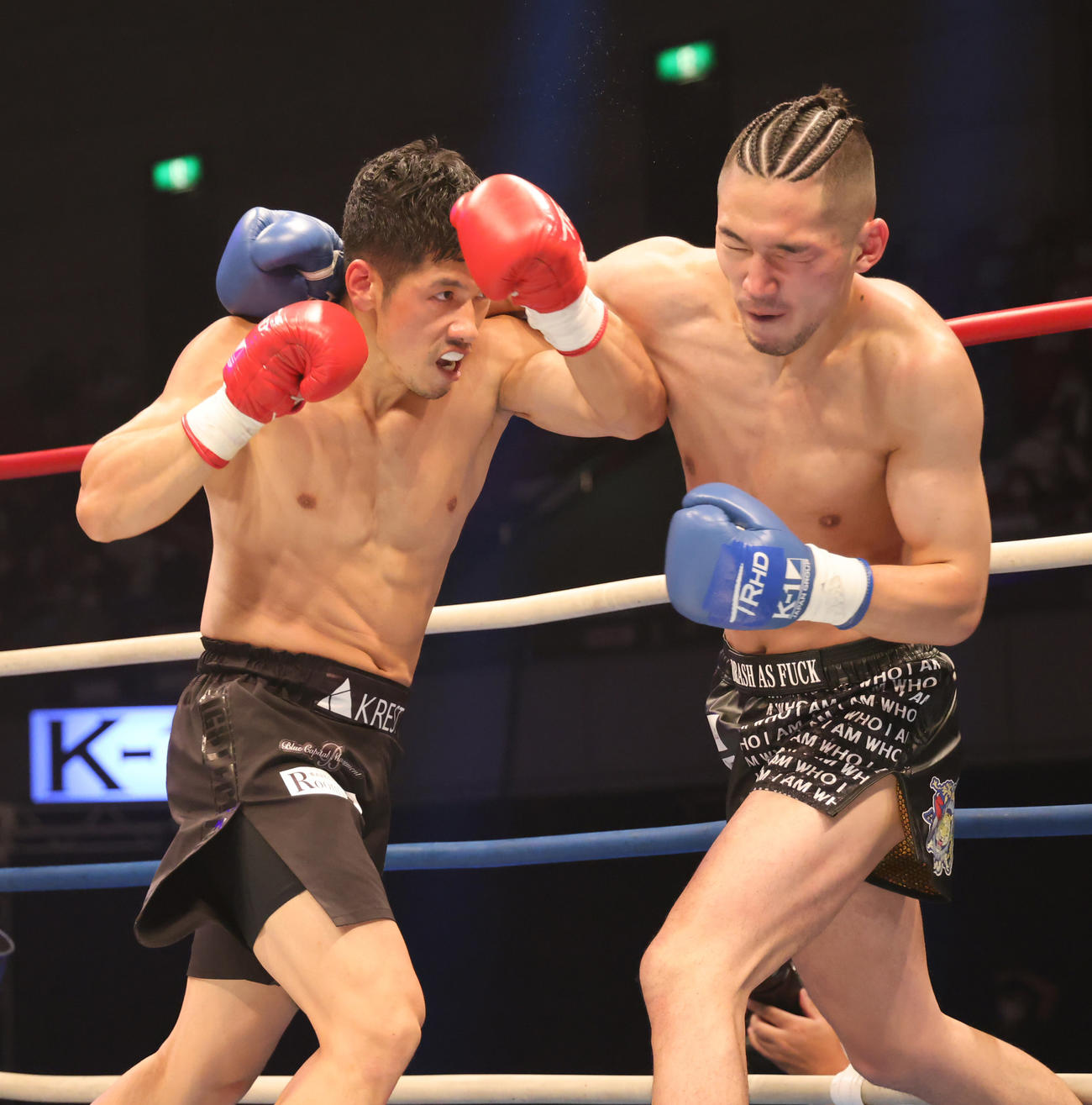 K－1　WORLD　GP2020JAPAN　－63.5kg契約　卜部功也対篠原悠人　篠原（右）に連打を浴びせる卜部（撮影・清水貴仁）
