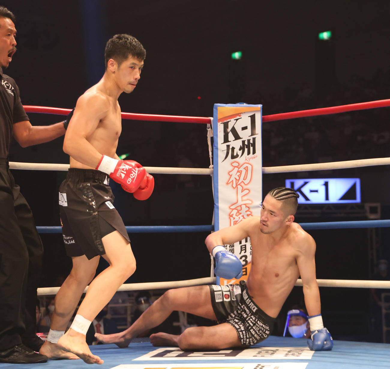K－1　WORLD　GP2020JAPAN　－63.5kg契約　卜部功也対篠原悠人　2回に篠原（右）からダウンを奪う卜部（撮影・清水貴仁）