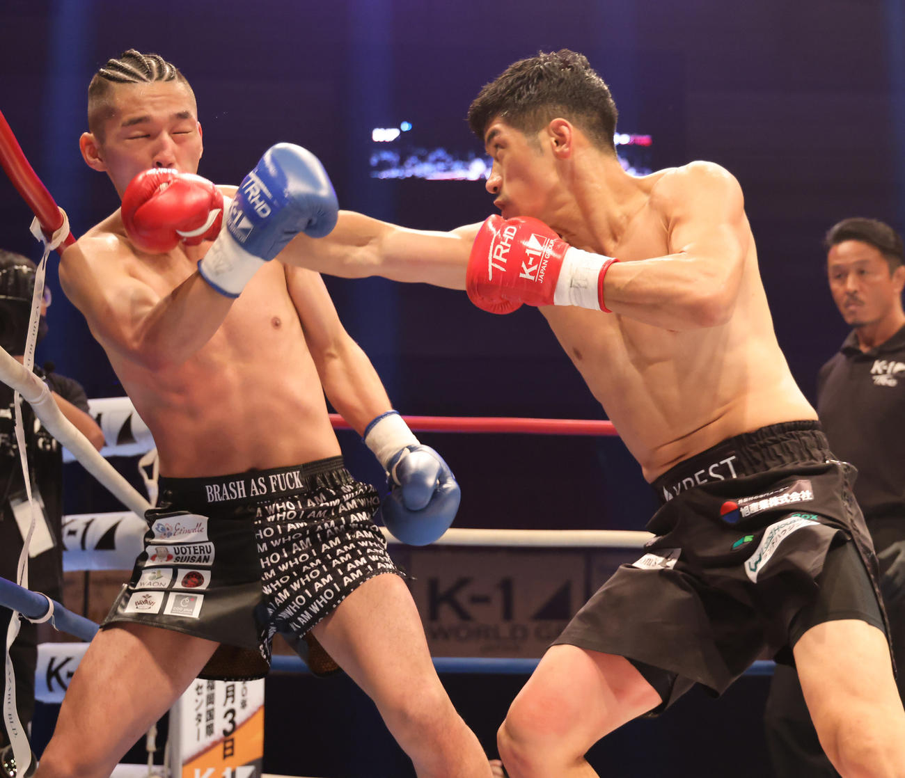 K－1　WORLD　GP2020JAPAN　－63.5kg契約　卜部功也対篠原悠人　篠原（左）をロープ際に追い込む卜部（撮影・清水貴仁）
