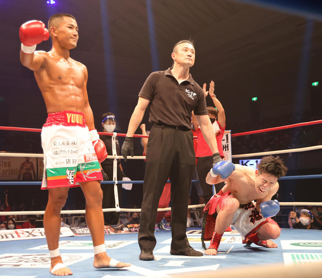 K－1　WORLD　GP2020JAPAN　－58kg契約　江川優生対椿原龍矢　判定勝ちに歓喜する椿原（右）（撮影・清水貴仁）