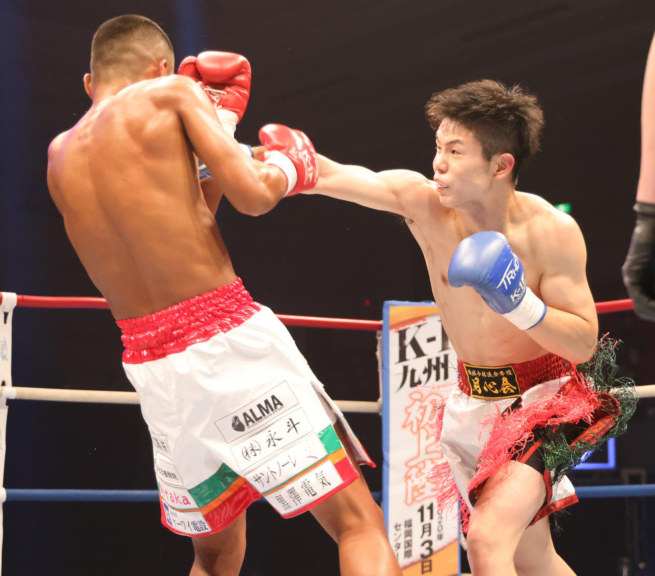K－1　WORLD　GP2020JAPAN　－58kg契約　江川優生対椿原龍矢　江川（左）にパンチをヒットさせる椿原（撮影・清水貴仁）