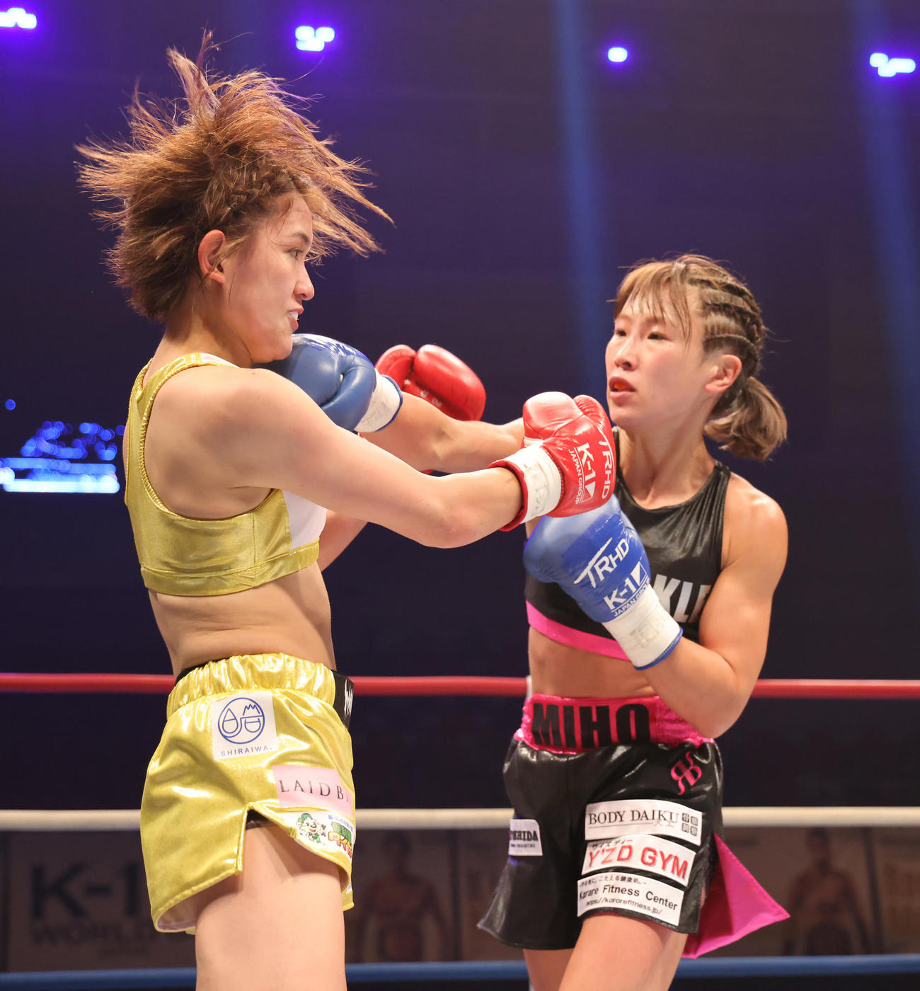 K－1　WORLD　GP2020JAPAN　K－1女子ミニマム級　MIO対高梨knuckle美穂　MIO（左）にパンチを浴びせる高梨（撮影・清水貴仁）