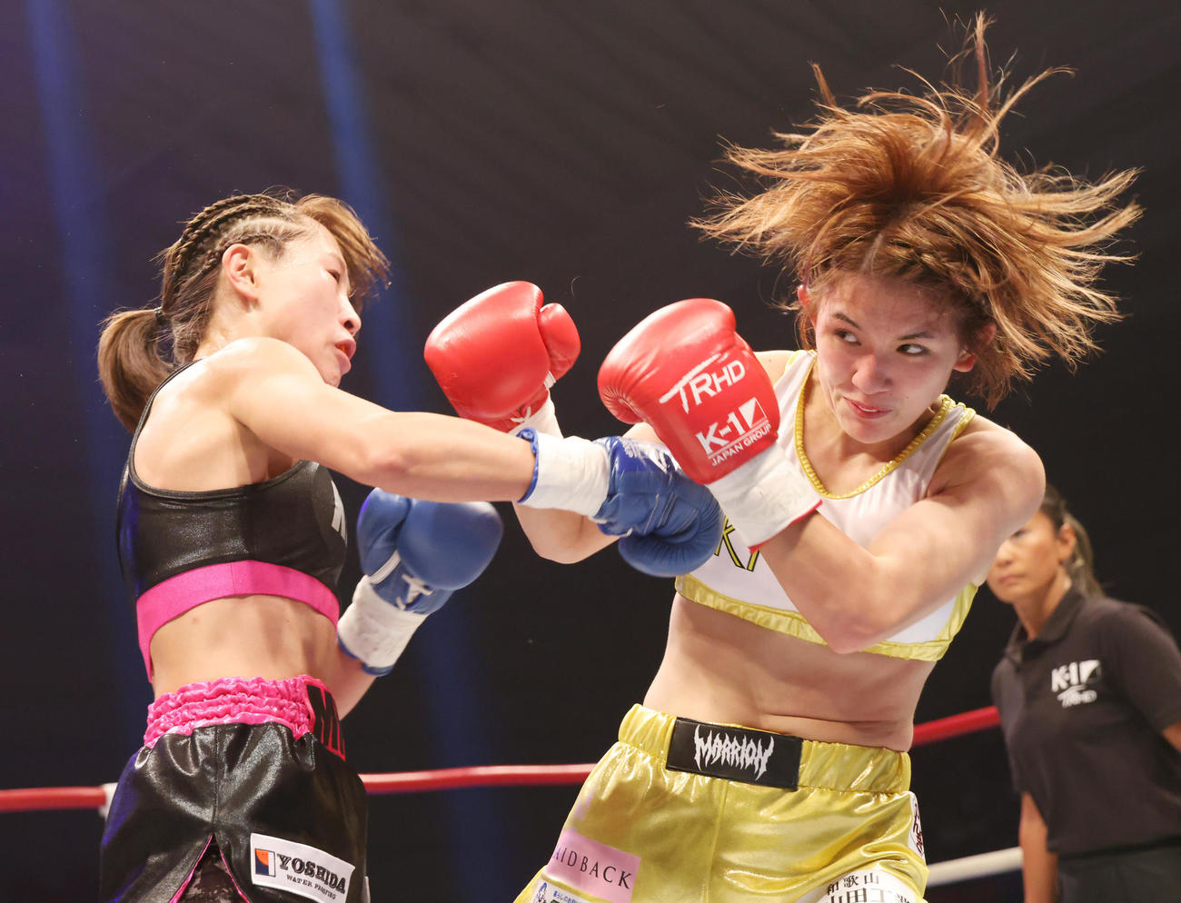 K－1　WORLD　GP2020JAPAN　K－1女子ミニマム級　MIO対高梨knuckle美穂　MIO（右）にパンチを浴びせる高梨（撮影・清水貴仁）