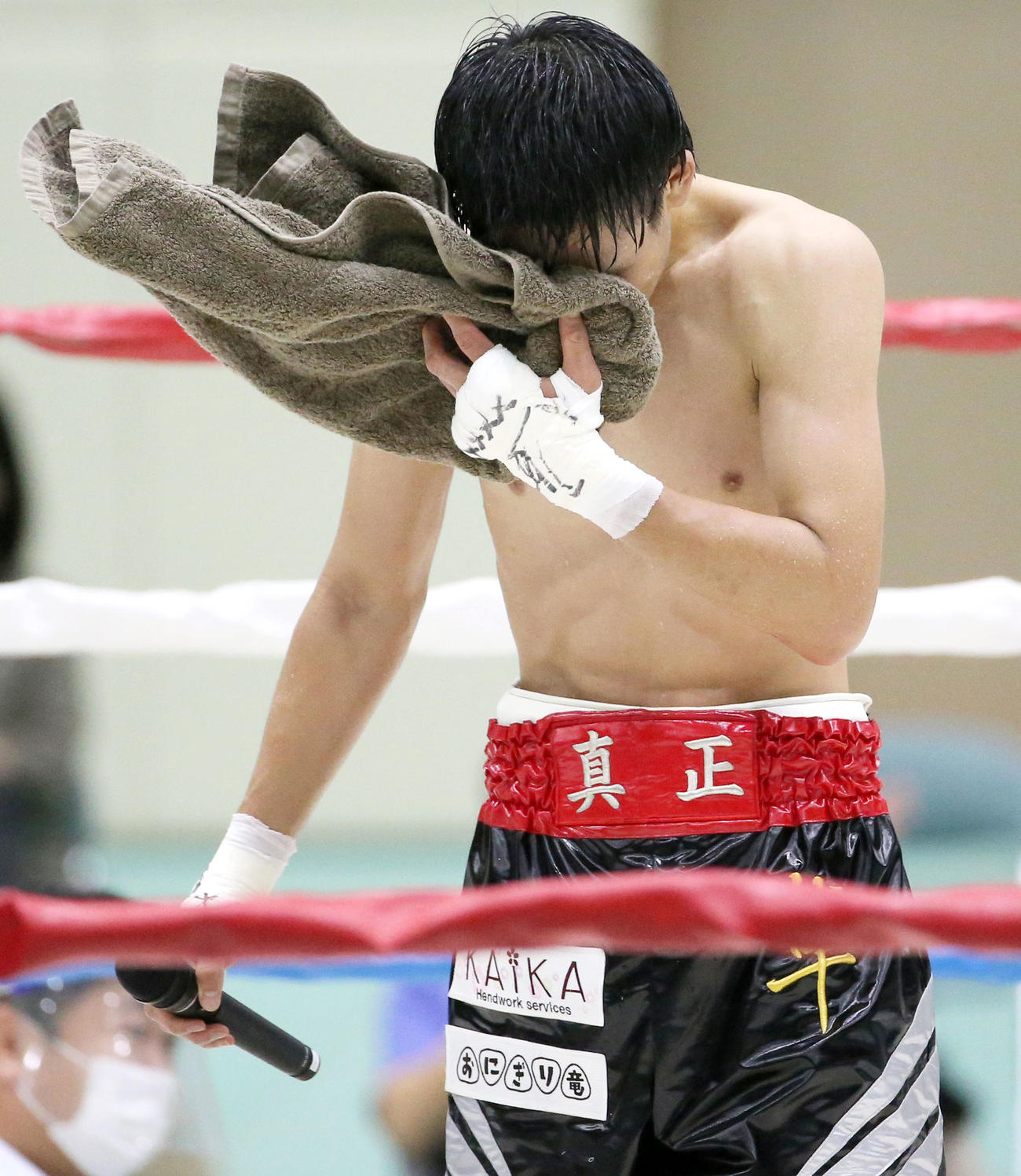 58キロ契約・久保隼対五十嵐嵩視　判定で勝利した久保隼はスピーチ中に涙ぐみタオルで顔を覆う（撮影・上山淳一）